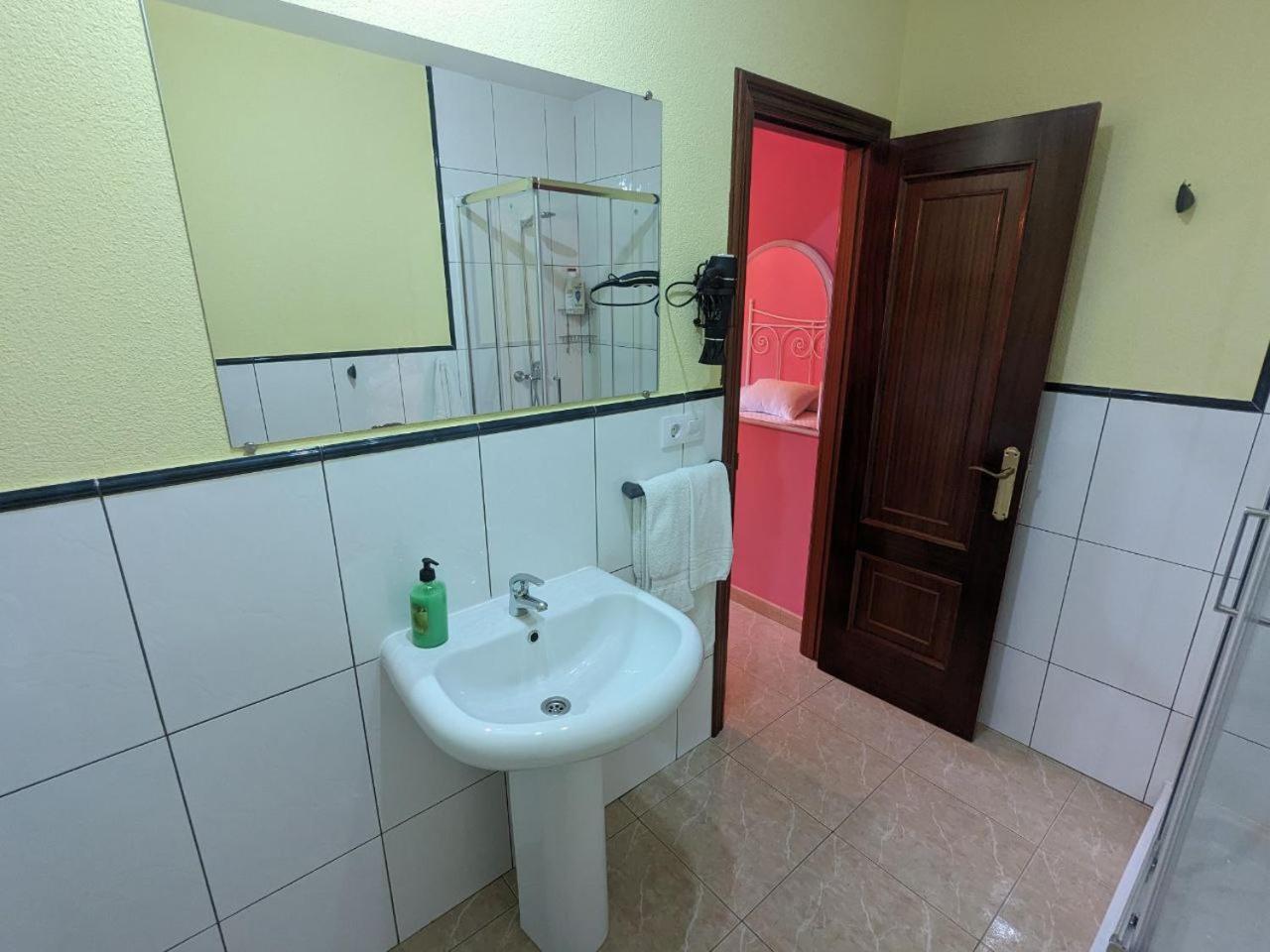 Hotel Vivienda Turistica Vacacional Maricarmen Arou Exterior foto